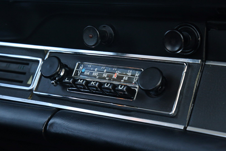 Nút điều chỉnh trên xe Porsche 911 Carrera RS 2.7 1973