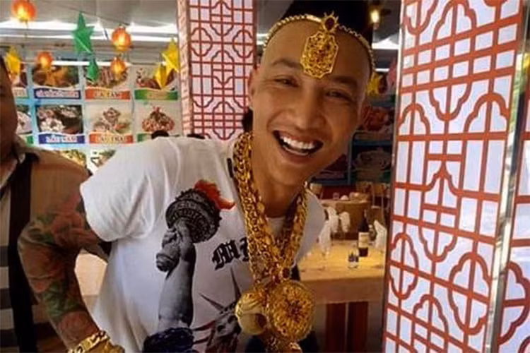 Huấn Hoa Hồng - chủ công ty làm dịch vụ Facebook ở Việt Nam Huan Hoa Hong - chu cong ty lam dich vu Facebook o Viet Nam