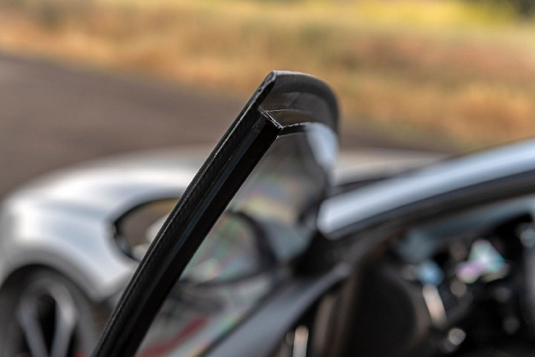 Kính xe rất dày và kiên cố.