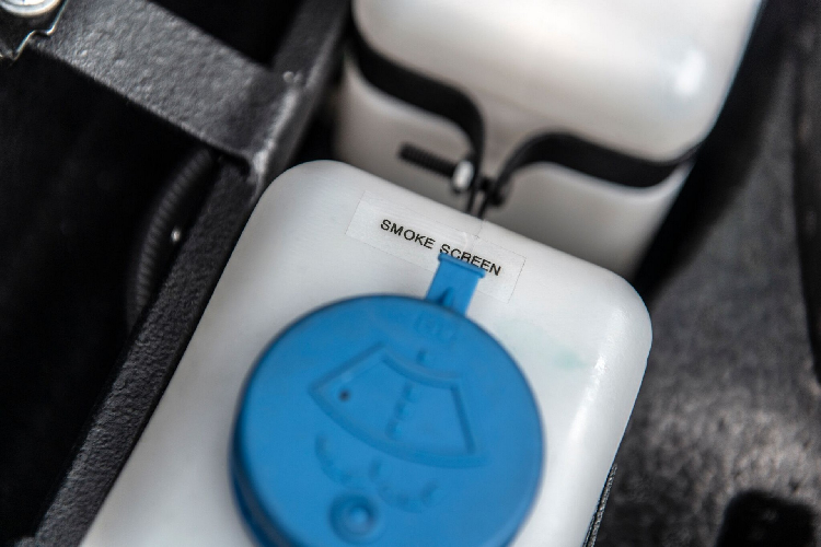 Hệ thống phun khói phía sau xe.