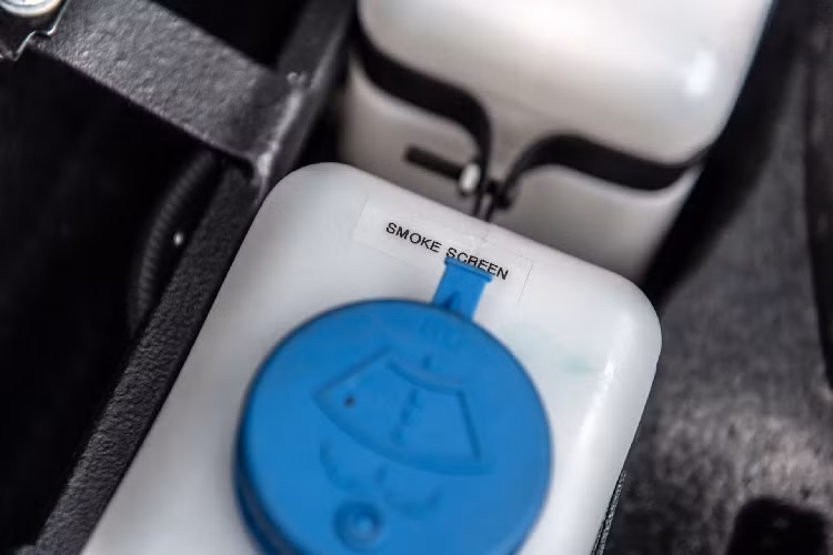 Hệ thống phun khói phía sau xe.