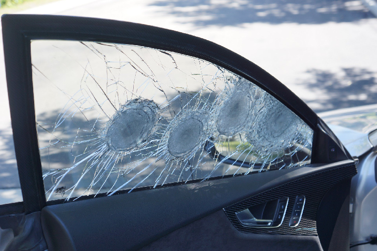 Kính xe chịu được hoả lực hạng nhẹ.