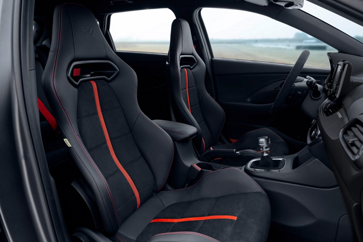 Mỗi chiếc xe cũng được đánh số thưc tự thông qua một bảng nhôm đặt bên trong nội thất.