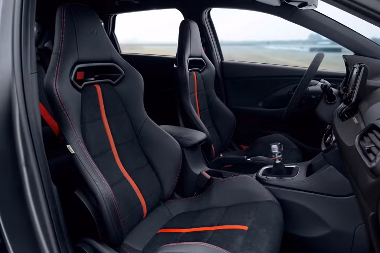 Mỗi chiếc xe cũng được đánh số thưc tự thông qua một bảng nhôm đặt bên trong nội thất.