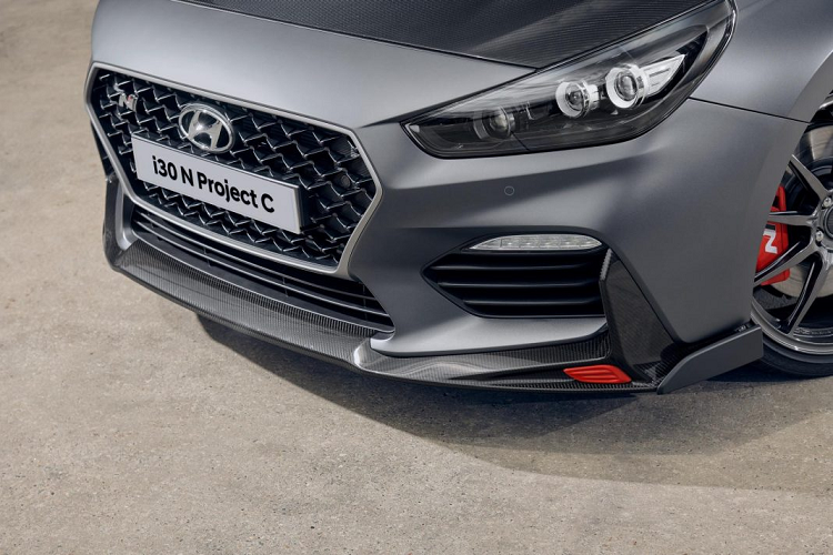 Ngoại hình của xe được thay đổi đáng kể so với i30 N Performance trước đây. Hyundai đã thiết kế lại cản trước, cản sau với hốc gió và khuếch tán gió lớn hơn so với trước.
