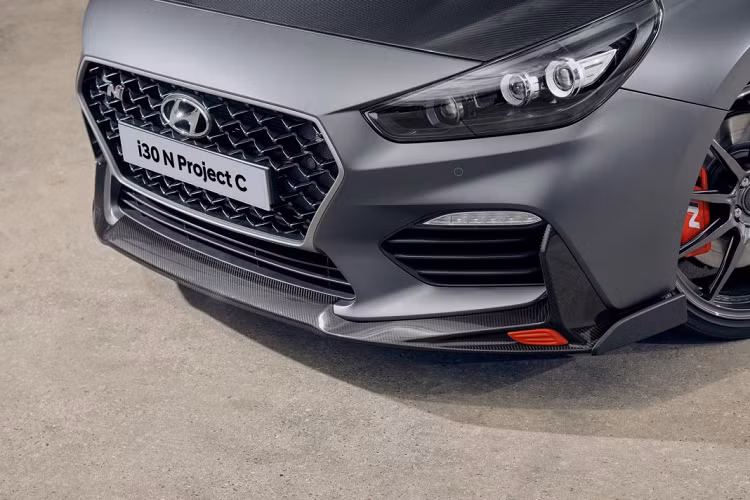 Ngoại hình của xe được thay đổi đáng kể so với i30 N Performance trước đây. Hyundai đã thiết kế lại cản trước, cản sau với hốc gió và khuếch tán gió lớn hơn so với trước.