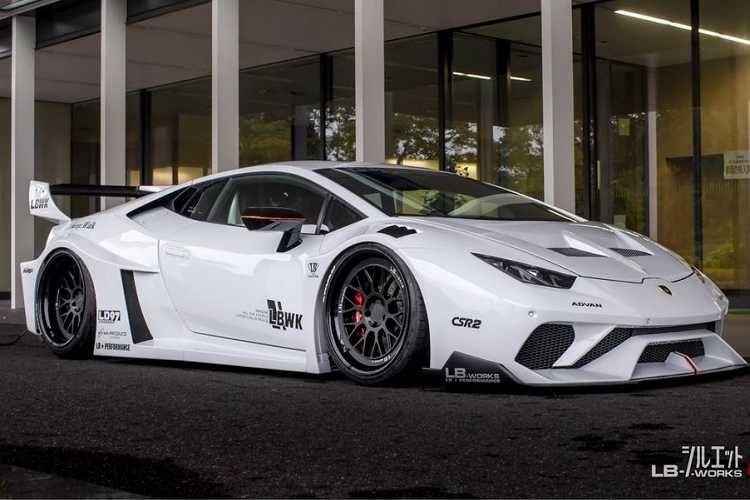 Cho dù là ở phiên bản nào, Lamborghini Huracan độ Liberty Walk vẫn sẽ sử dụng 1 động cơ chuẩn chỉ và dư thừa sức mạnh. Cỗ máy LP580-2 sử dụng hệ dẫn động cầu sau, được trang bị công suất "chỉ" 572 mã lực, cho khả năng tăng tốc từ 0 lên 100 km/h trong 3,4 giây.