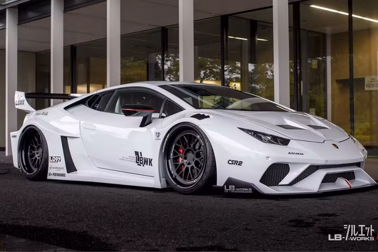 Cho dù là ở phiên bản nào, Lamborghini Huracan độ Liberty Walk vẫn sẽ sử dụng 1 động cơ chuẩn chỉ và dư thừa sức mạnh. Cỗ máy LP580-2 sử dụng hệ dẫn động cầu sau, được trang bị công suất "chỉ" 572 mã lực, cho khả năng tăng tốc từ 0 lên 100 km/h trong 3,4 giây.