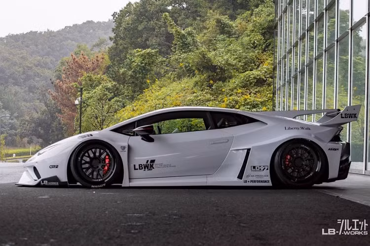 Nhưng trên hết, 1 bản độ hoàn chỉnh như chiếc Huracan này sẽ là khá tốn kém, bao gồm 1 vài tùy chọn đắt đỏ như hệ thống treo khí nén - có giá 9,500 USD (tương đương 220 triệu đồng). Ngoài ra, các mức giá cho nâng cấp bánh và lốp xe chưa được nhà độ tiết lộ nhưng chắn chắn con số này sẽ là không hề ít.