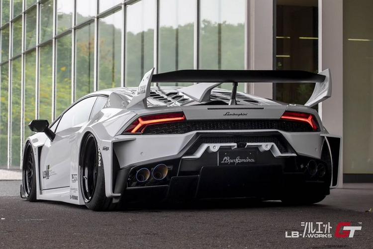 Sở hữu 1 vẻ ngoài "hư hỏng", siêu xe Lamborghini Huracan vẫn mang khối máy V10 5.2 lít hút khí tự nhiên vô cùng phô trương và mạnh mẽ.