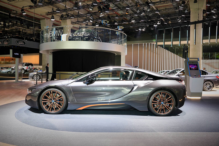 Là bản BMW i8 đặc biệt nên Ultimate Sophisto Edition được trang bị đầy đủ tính năng. Các tính năng tiêu chuẩn gồm màn hình head-up, gói ánh sáng BMW, hệ thống loa hi-fi Harman Kardon, phủ gốm cho toàn bộ nút điều khiển.