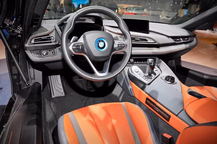 i8 Ultimate Sophisto Edition được trang bị gói nội thất độc quyền Accaro màu đen hoặc màu E-Copper cùng màu với ngoại thất. Bệ cửa được gắn chữ “Ultimate Sophisto Edition”, đánh số từ 1-200. Bản i8 Coupe có trần xe màu than, tăng thể tích chứa đồ. Bản Roadster thêm gói du lịch.