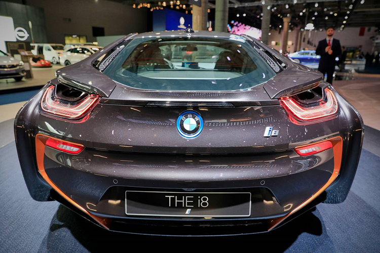 Đèn hậu sử dụng kính trong, thêm một nét đặc biệt của siêu xe BMW i8 Ultimate Sophisto Edition. Cột C sử dụng gói trang trí Shadow Line, cửa cốp và kẹp phanh đen bóng, kẹp phanh được gắn nhãn BMW i màu xanh.