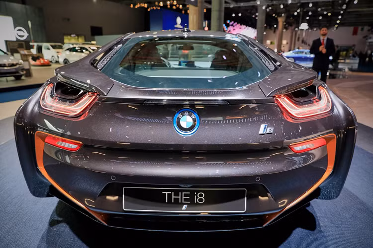 Đèn hậu sử dụng kính trong, thêm một nét đặc biệt của siêu xe BMW i8 Ultimate Sophisto Edition. Cột C sử dụng gói trang trí Shadow Line, cửa cốp và kẹp phanh đen bóng, kẹp phanh được gắn nhãn BMW i màu xanh.