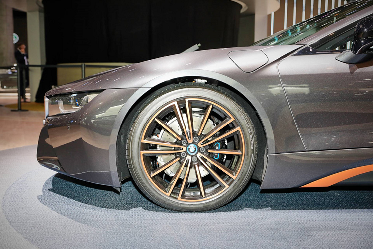 i8 Ultimate Sophisto Edition sử dụng kiểu mâm độc quyền bằng hợp kim nhẹ BMW i 20 inch với kiểu nan đối xứng xuyên tâm kết hợp màu đen và màu E-Copper.