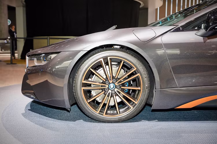 i8 Ultimate Sophisto Edition sử dụng kiểu mâm độc quyền bằng hợp kim nhẹ BMW i 20 inch với kiểu nan đối xứng xuyên tâm kết hợp màu đen và màu E-Copper.