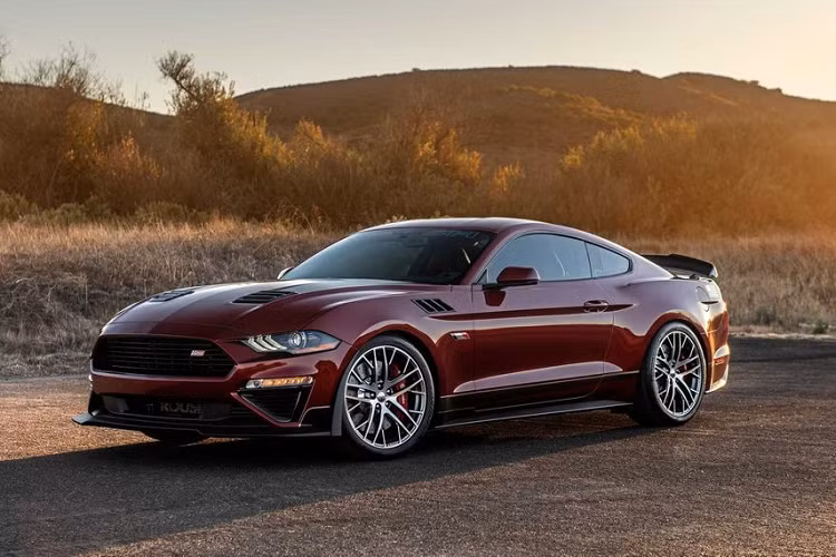 Được thiết kế để kỉ niệm sự xuất hiện của vị CEO tới Bức tường Danh vọng NASCAR, model này sử dụng khối động cơ mạnh mẽ nhất từng có trên một chiếc Roush Mustang. Cụ thể, Ford Mustang 2020 mới được trang bị khối máy V8 5.0 lít cùng một bộ Siêu nạp Roush đời 3 TVS R2650, sản sinh công suất 775 mã lực và 907 Nm mô men xoắn.