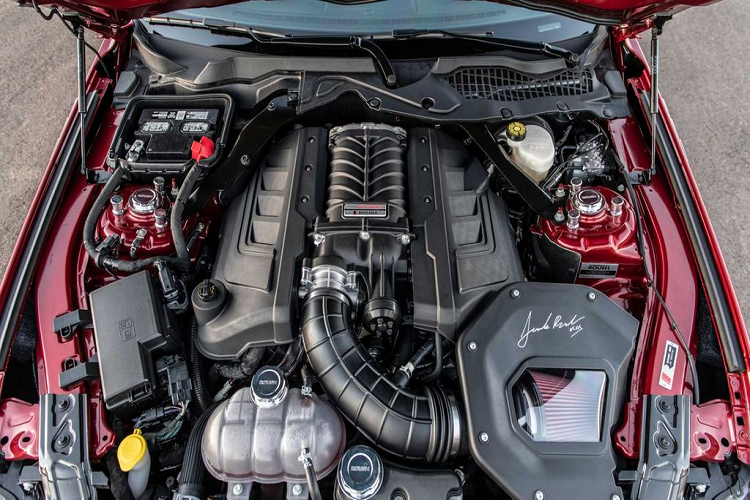 Ngoài ra, trên chiếc Mustang bản Jack Roush còn có hệ thống ống xả với khả năng chủ động 4 chế độ. Hệ thống làm mát cũng được hãng độ đặc biệt quan tâm với các trang bị hạng nặng: lưới tản nhiệt to hơn và các bộ làm mát tăng cường cho động cơ, hộp số và vi sai.