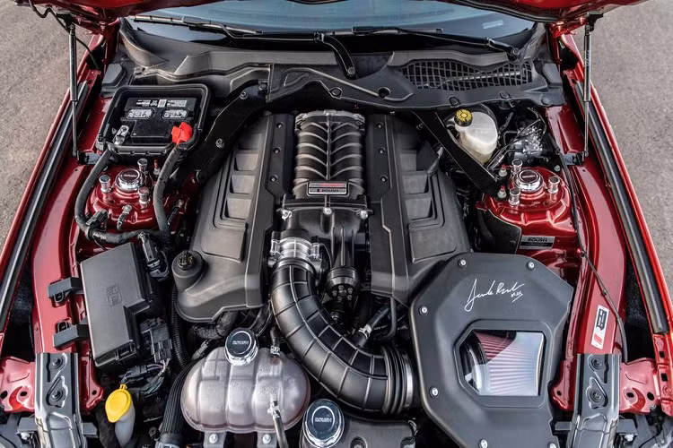 Ngoài ra, trên chiếc Mustang bản Jack Roush còn có hệ thống ống xả với khả năng chủ động 4 chế độ. Hệ thống làm mát cũng được hãng độ đặc biệt quan tâm với các trang bị hạng nặng: lưới tản nhiệt to hơn và các bộ làm mát tăng cường cho động cơ, hộp số và vi sai.