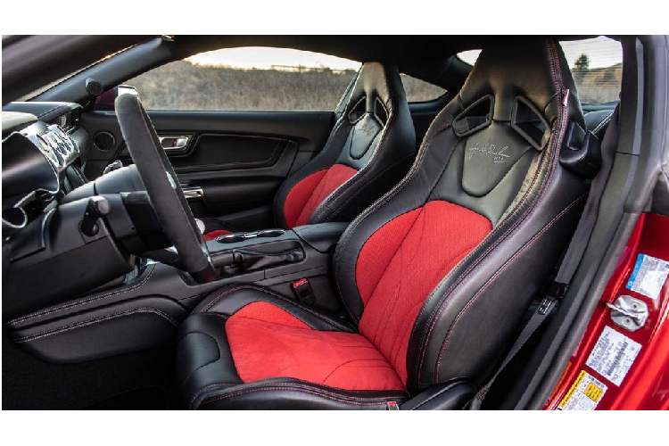 Cánh lướt gió sợi carbon. Nếu vẫn cảm thấy chưa hài lòng, khách hàng hoàn toàn có thể đặt gói tùy chọn Competition. Được thiết kế chuyên biệt dành cho đường đua, chiếc xe sử dụng bộ bánh ‘nhẹ ký’ Weld Racing cùng với lốp đua chuyên dụng Continental ExtremeContact DR. Phía công ty cho biết bộ lốp cho phép chiếc xe kéo 1.14 g trên tấm trượt skidpad.