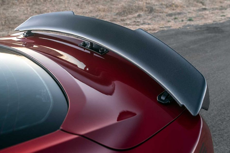 Về thiết kế ngoại thất, chiếc Mustang xuất hiện đầy ‘hung hăng’ trong bộ body kit “R9 Aero”. Gói trang bị này mang theo hơi thở mới, đậm chất cơ bắp trên phần cản trước, thông gió trên mui xe và bộ khuếch tán phía sau.