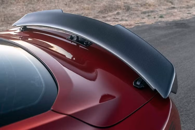 Về thiết kế ngoại thất, chiếc Mustang xuất hiện đầy ‘hung hăng’ trong bộ body kit “R9 Aero”. Gói trang bị này mang theo hơi thở mới, đậm chất cơ bắp trên phần cản trước, thông gió trên mui xe và bộ khuếch tán phía sau.