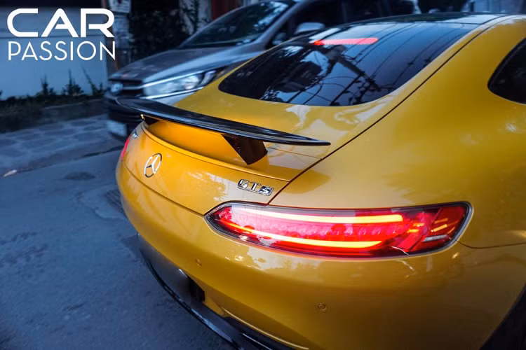 Khác biệt đáng chú ý nhất trên phiên bản Edition 1 là chiếc cánh gió to bản màu đen ở phía sau. Chiếc cánh gió này có tác dụng giúp tăng độ bám đường cho thân xe nhưng đồng thời cũng làm tăng tính thể thao cho Mercedes-AMG GT S Edition 1 và giúp ngoại hình của xe trông giống một chiếc xe đua thực thụ.