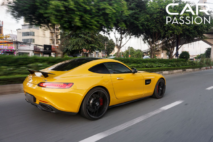 Nội thất của AMG GT S Edition 1cũng được trang bị gói carbon nên một số chi tiết như bảng táp-lô, bệ trung tâm và bệ cửa ra vào đều được làm từ vật liệu cùng tên. Ngoài sợi carbon, nội thất trong khoang lái đều được bọc với da Nappa và Dynamica cao cấp. Vô lăng của xe được khắc lên dòng chữ “Edition 1” để phân biệt với phiên bản tiêu chuẩn.