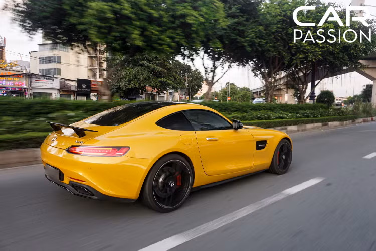 Nội thất của AMG GT S Edition 1cũng được trang bị gói carbon nên một số chi tiết như bảng táp-lô, bệ trung tâm và bệ cửa ra vào đều được làm từ vật liệu cùng tên. Ngoài sợi carbon, nội thất trong khoang lái đều được bọc với da Nappa và Dynamica cao cấp. Vô lăng của xe được khắc lên dòng chữ “Edition 1” để phân biệt với phiên bản tiêu chuẩn.