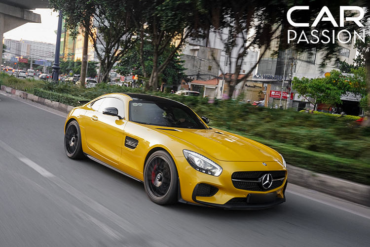 So với phiên bản tiêu chuẩn AMG GT S, AMG GT S Edition 1 được hãng xe Đức nâng cấp cả nội – ngoại thất xe bằng việc áp dụng chất liệu sợi carbon trọng lượng nhẹ vào thân xe. Nóc kính Panorama tiêu chuẩn được thay thế bằng chi tiết làm bằng sợi carbon, líp carbon phía trước được làm to hơn so với AMG GT S, ốp sợi carbon cho gương chiếu hậu và bộ khuếch tán gió sau. Chụp ống xả kép được sơn đen mạnh mẽ thay cho việc sơn bạc như phiên bản tiêu chuẩn.