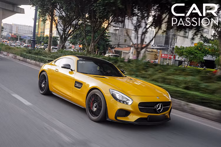 So với phiên bản tiêu chuẩn AMG GT S, AMG GT S Edition 1 được hãng xe Đức nâng cấp cả nội – ngoại thất xe bằng việc áp dụng chất liệu sợi carbon trọng lượng nhẹ vào thân xe. Nóc kính Panorama tiêu chuẩn được thay thế bằng chi tiết làm bằng sợi carbon, líp carbon phía trước được làm to hơn so với AMG GT S, ốp sợi carbon cho gương chiếu hậu và bộ khuếch tán gió sau. Chụp ống xả kép được sơn đen mạnh mẽ thay cho việc sơn bạc như phiên bản tiêu chuẩn.