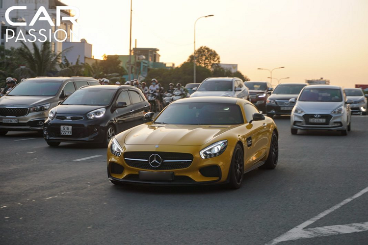 Đây là một trong ba chiếc Mercedes-AMG GT S Edition 1 hàng hiếm tại Việt Nam, và thú vị hơn nó là chiếc duy nhất có bộ cánh vàng tươi bắt mắt, hai chiếc còn lại thuộc về đại gia Trung Nguyên - Đặng Lê Nguyên Vũ.