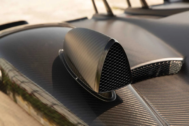 Bên trong, nội thất được thiết kế tương tự như các mẫu xe Zonda HP Barchetta và Huayra BC, với bộ ghế thể thao ra do Sparco cung cấp với thiết kế cực kỳ phù hợp với các "quý ông".