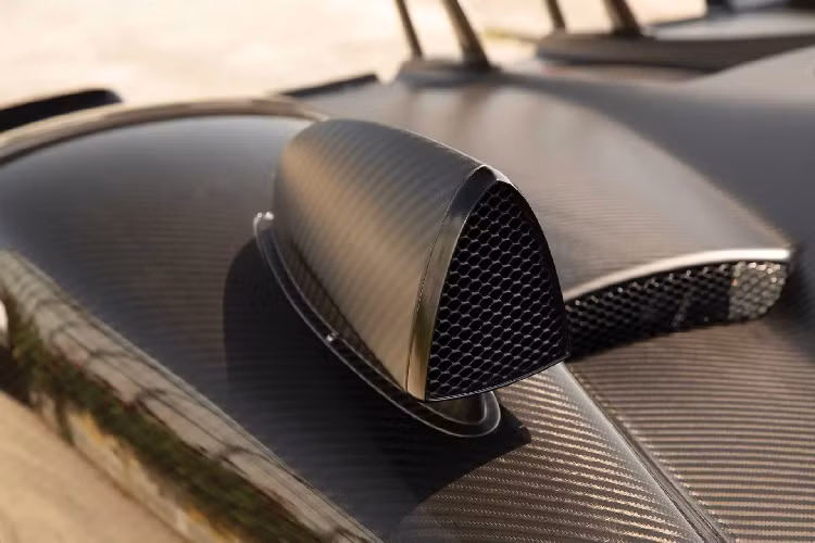 Bên trong, nội thất được thiết kế tương tự như các mẫu xe Zonda HP Barchetta và Huayra BC, với bộ ghế thể thao ra do Sparco cung cấp với thiết kế cực kỳ phù hợp với các "quý ông".