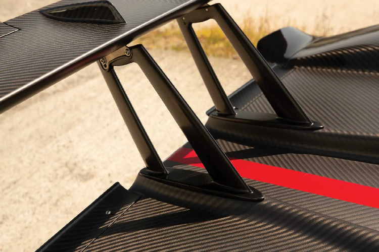 Về kiểu dáng bên ngoài, Zonda Aether hàng hiếm có thân xe được bao phủ sợi carbon, với những điểm nhấn màu đỏ tươi, đuôi gió kích thước lớn với bộ khuếch tán sau tạo ra lực lớn giúp chiếc xe bám đường hơn…