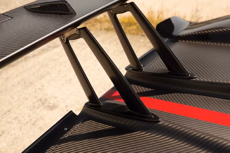 Về kiểu dáng bên ngoài, Zonda Aether hàng hiếm có thân xe được bao phủ sợi carbon, với những điểm nhấn màu đỏ tươi, đuôi gió kích thước lớn với bộ khuếch tán sau tạo ra lực lớn giúp chiếc xe bám đường hơn…