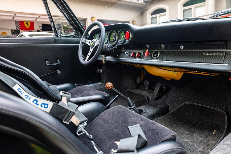 Khu vực điều khiển trên xe Porsche 911 2.7 đời 1967