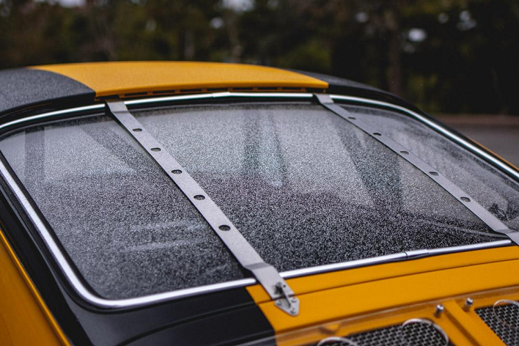 Thanh gia cố gương chiếu hậu sau xe cùng các chi tiết vẫn khá nguyên bản và đáng để sưu tầm. Giá xe Porsche 911 1967 này hiện được chào bán với mức giá khoảng gần 50.000 USD (tương đương khoảng 1 tỷ đồng).