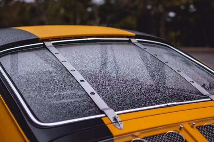 Thanh gia cố gương chiếu hậu sau xe cùng các chi tiết vẫn khá nguyên bản và đáng để sưu tầm. Giá xe Porsche 911 1967 này hiện được chào bán với mức giá khoảng gần 50.000 USD (tương đương khoảng 1 tỷ đồng).