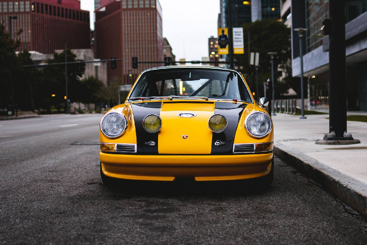 Chiếc siêu xe Porsche 911 2.7 cổ điển đời 1967 đã tận dụng tối đa điều đó và đua chiếc xe này trong khoảng 20 năm, theo như đoạn giới thiệu trên trang đấu giá “Bring A Trailer”.