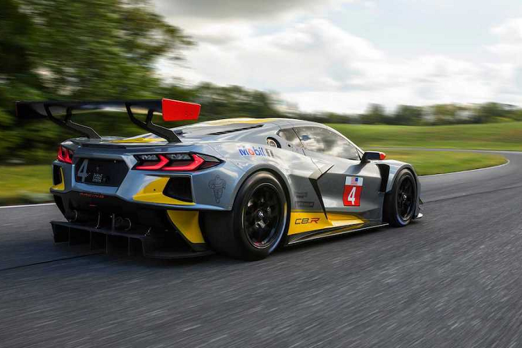 Xe đua C8.R cũng ra mắt với số xe đua “No.4” và mang ngoại thất được trang trí mới, lấy cảm hứng từ màu sắc của những chiếc Corvette Concept biểu tượng, như Chevrolet Aerovette 1973 hay Corvette Stingray Racer 1959. Trên màu nền chủ đạo là màu xám, những mảng màu vàng và chi tiết màu đỏ tô điểm cho “lớp áo” của C8.R. 