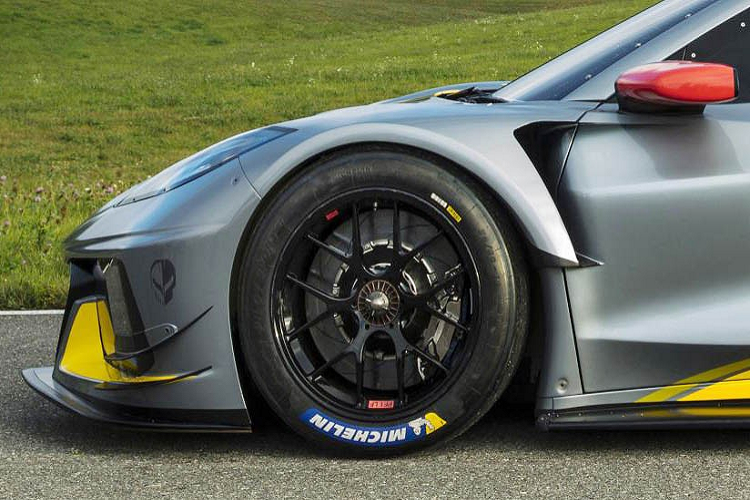 Vẫn dựa trên nền tảng chassis với động cơ đặt giữa mới và có thiết kế góc cạnh, tuy nhiên Chevrolet đã thay đổi khá nhiều chi tiết trên siêu xe đua Corvette C8.R để khiến chiếc xe "so găng" được với hàng loạt các đối thủ đình đám trên đường đua như Porsche 911 RSR, Ford GT GTE, Aston Martin Vantage GTE, Ferrari 488 GTE... Trong đó, điểm dễ nhận ra nhất của chiếc xe đó là bộ bodykit mới với các hốc gió rộng hơn ở phía trước và cánh khuếch tán lớn lắp dưới cản sau.