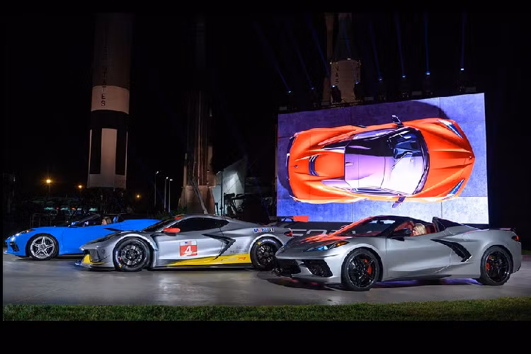 “Chiếc C8.R không đơn thuần chỉ là một phiên bản xe đua của mẫu C8 Corvette Stingray 2020, mà nó còn là sự hội tụ nhiều năm qua của các quá trình nghiên cứu thử nghiệm, phát triển giữa các bộ phận liên quan như GM Design, bộ phận cơ khí chế tạo và đặc biệt là đội đua Corvette Racing Team”, chia sẻ của ông Jim Campbell – Phó Chủ tịch bộ phận Performance và Motorsports của Chevrolet U.S.