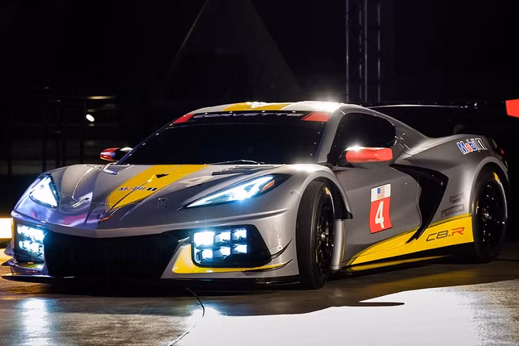 Vào tháng 7/2019 vừa qua, mẫu xe thể thao Mỹ nổi tiếng này đã chính thức trở thành siêu xe khi lần đầu tiên trong lịch sử, siêu xe Chevrolet Corvette C8 chuyển sang cấu trúc động cơ nằm giữa, phía sau khoang lái để có được tỷ lệ phân bổ công suất/trọng lượng ưu việt hơn.