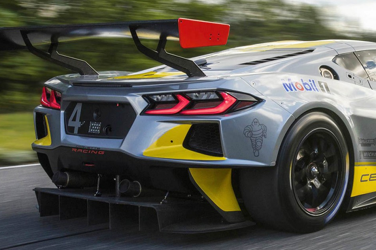 Một chiếc xe đua như Corvette C8 R cũng sẽ không thể thiếu được cánh đuôi lớn bằng sợi carbon ở sau đuôi, cũng như những vây nhỏ trên cản trước để tăng lực nén không khí xuống mặt đường ở tốc độ cao. 2 bên thân xe cũng được tái thiết kế với các vòm bánh nới rộng để lắp vừa bộ mâm siêu nhẹ kèm lốp Michelin "đầu chùa" không vân, cùng với những hốc gió làm mát động cơ lớn hơn.