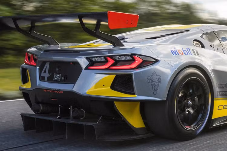 Một chiếc xe đua như Corvette C8 R cũng sẽ không thể thiếu được cánh đuôi lớn bằng sợi carbon ở sau đuôi, cũng như những vây nhỏ trên cản trước để tăng lực nén không khí xuống mặt đường ở tốc độ cao. 2 bên thân xe cũng được tái thiết kế với các vòm bánh nới rộng để lắp vừa bộ mâm siêu nhẹ kèm lốp Michelin "đầu chùa" không vân, cùng với những hốc gió làm mát động cơ lớn hơn.