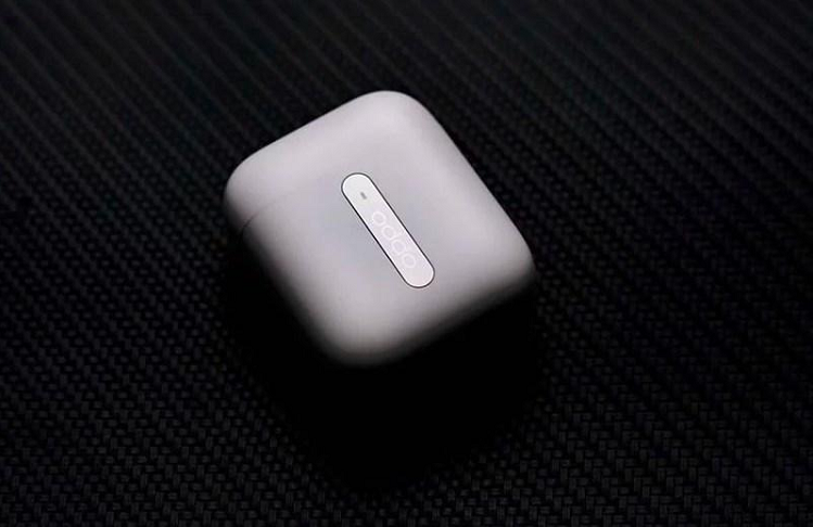 Phải nói là tai nghe OPPO Enco Free có thiết kế và hộp đựng rất giống với Apple AirPods. Tuy nhiên, không chỉ riêng OPPO Enco Free mà nhiều nhà sản xuất cũng lấy AirPods làm hình mẫu, trong đó có Huawei FreeBuds 3 và Realme Buds Air.
