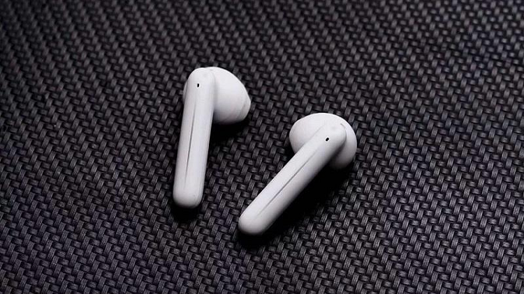 Tại một sự kiện ở Malaysia gần đây, OPPO tiết lộ Enco Free sẽ có tính năng khử nhiễu bằng AI, phát hiện bạn có đang đeo tai nghe hay không để tự động dừng hoặc mở lại nhạc. Enco Free có thời lượng pin 5 giờ và lên đến 25 giờ nếu đi kèm hộp sạc. 