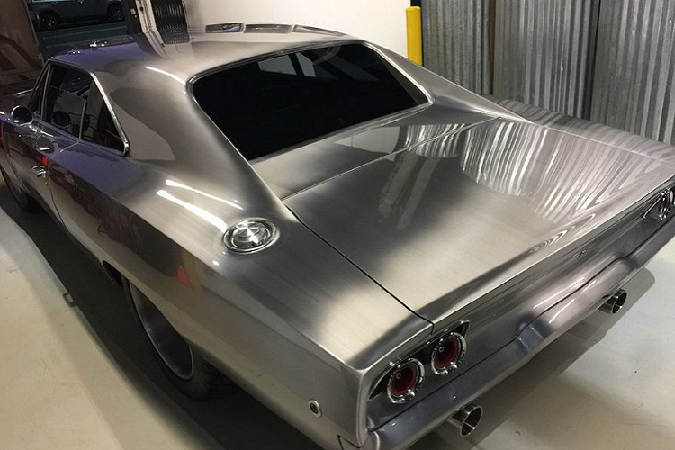 Bên dưới nắp capo là khối động cơ Hemi V8 Twin-turbo 9.4 lít được sáng chế và xây dựng bởi Tom Nelson, cùng lượng công suất hơn 2,250 mã lực, cho phép “con quái vật” thừa sức tăng tốc từ 0 lên 96 km/h chỉ trong 1.8 giây và đạt 257 km/h trong 8 giây. Vậy liệu đây có thực sự là một chiếc hợp pháp để chạy trên đường?