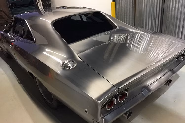 Bên dưới nắp capo là khối động cơ Hemi V8 Twin-turbo 9.4 lít được sáng chế và xây dựng bởi Tom Nelson, cùng lượng công suất hơn 2,250 mã lực, cho phép “con quái vật” thừa sức tăng tốc từ 0 lên 96 km/h chỉ trong 1.8 giây và đạt 257 km/h trong 8 giây. Vậy liệu đây có thực sự là một chiếc hợp pháp để chạy trên đường?